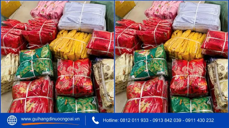 Khách hàng gửi quần áo đi Hà Lan tại GHDNN Express